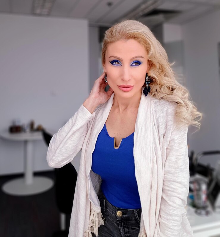 Foto mulher linda com maquiagem nos olhos olhando para longe enquanto está em casa