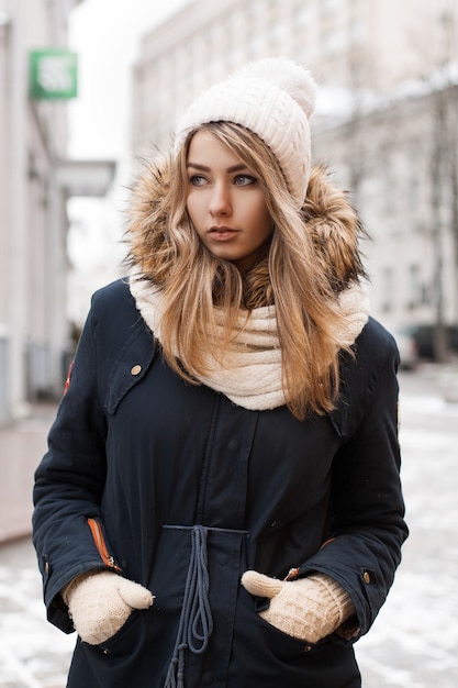 Mulher linda com roupas de inverno lá fora