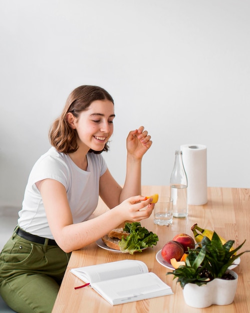 Foto mulher linda comendo comida orgânica