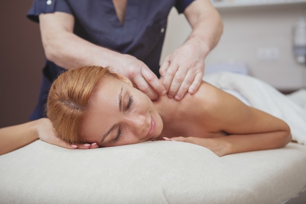 Mulher linda, desfrutando de massagem de corpo inteiro no centro de spa