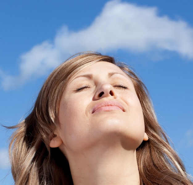 Mulher linda é relaxante ao ar livre