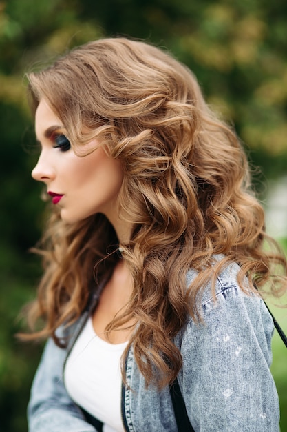 Foto mulher linda e sedutora, com penteado e maquiagem perfeita.