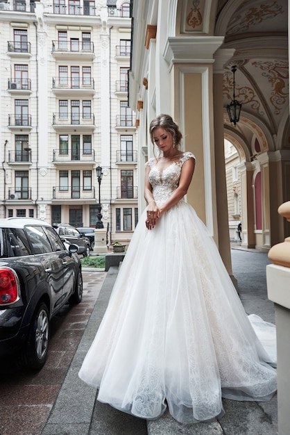 Mulher linda em um vestido de noiva em um castelo charmoso.