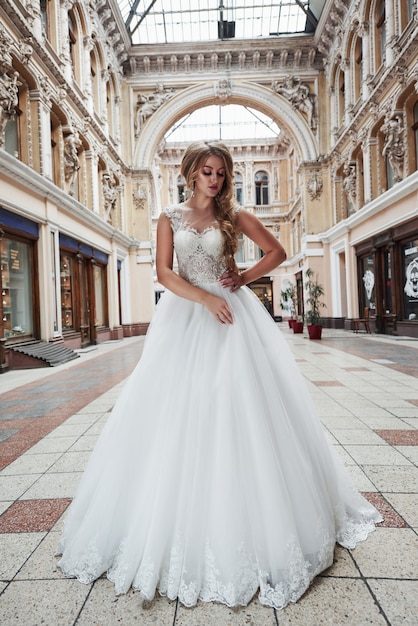 Mulher linda em um vestido de noiva em um castelo charmoso.