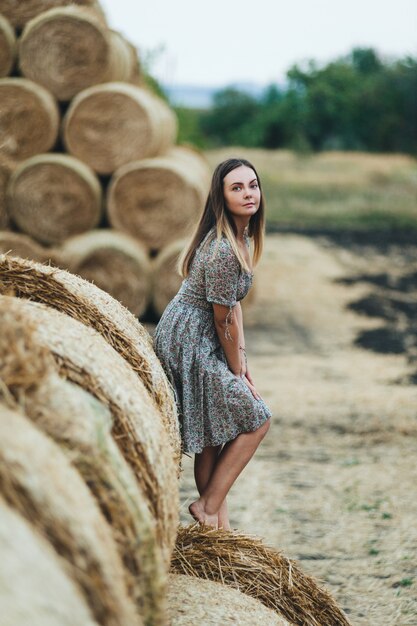 Mulher linda em um vestido em palheiros.