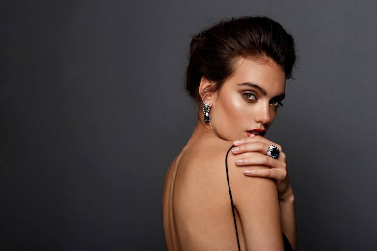 Foto mulher linda em um vestido preto com as costas nuas