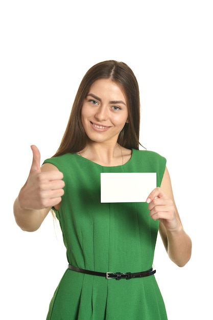 Mulher linda em um vestido verde com uma faixa branca em fundo branco