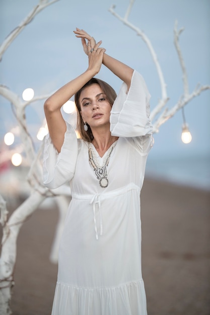 Foto mulher linda em vestido branco