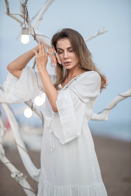 Mulher linda em vestido branco