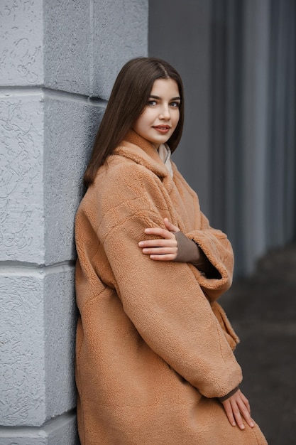 Mulher linda garota em retrato positivo de casaco de pele