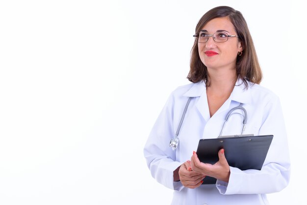 Foto mulher linda médica com cabelo curto e óculos isolados contra uma parede branca