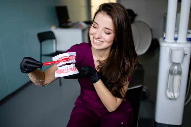 mulher linda médica com equipamento odontológico em odontologia