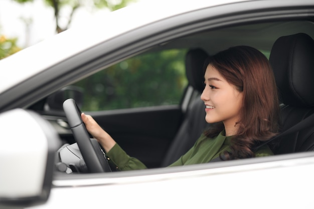 Mulher linda motorista sorrindo para você do carro dela