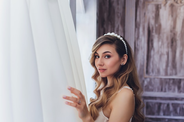 Foto mulher linda noiva vestido de noiva e véu. retrato da moda da jovem noiva linda. vestido de casamento.