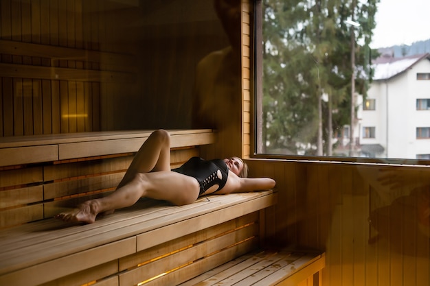 Mulher linda relaxando na sauna