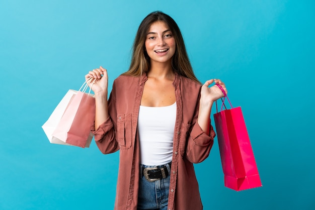 Mulher linda segurando sacos de compras
