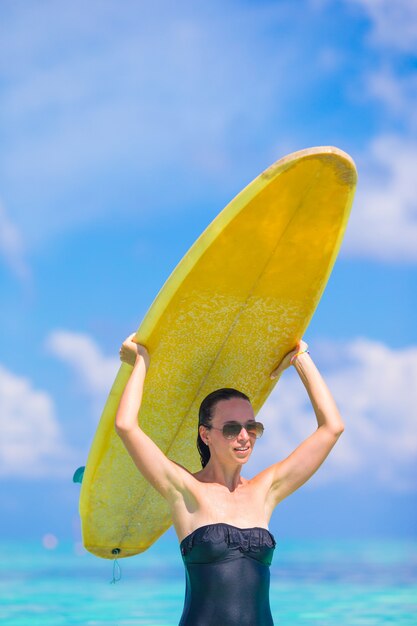 Mulher linda surfista surfando durante as férias de verão