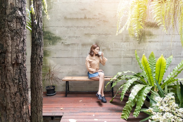 Foto mulher linda tomando café na cafeteria