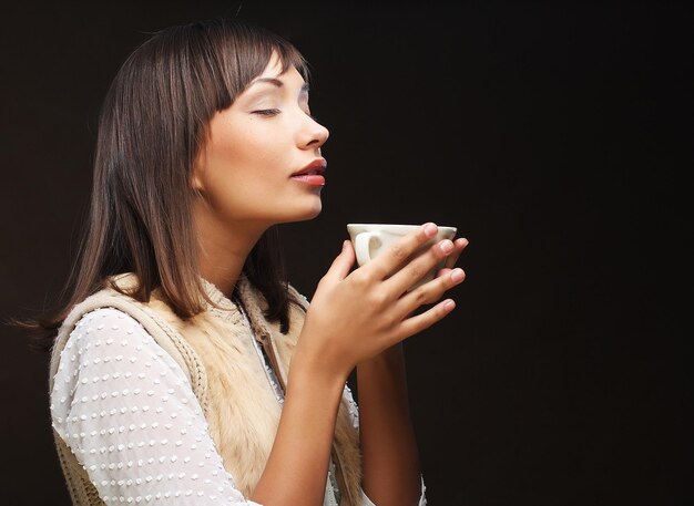 Mulher linda tomando café