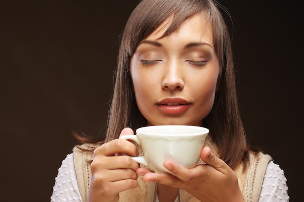 Mulher linda tomando café