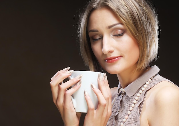 Mulher linda tomando café