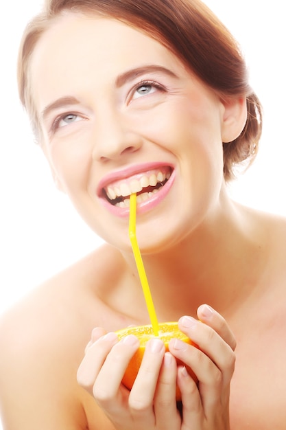 Foto mulher linda tomando suco com canudo