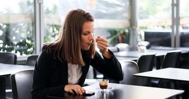 Mulher linda tomando um café em um café