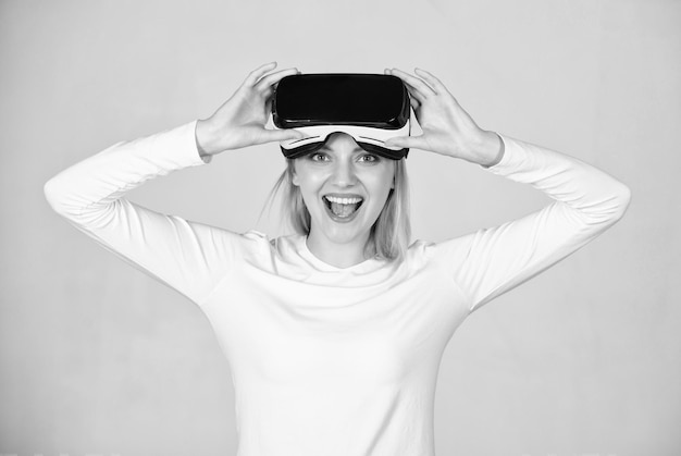 Foto mulher linda usando óculos de realidade virtual em estúdio mulher de negócios sorridente e excitada usando