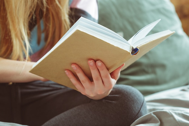 Mulher, livro leitura, em, sala