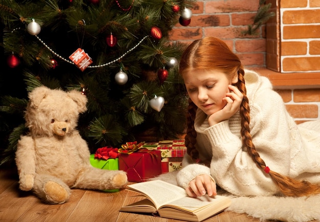 Mulher, livro leitura, ligado, natal, frente, árvore