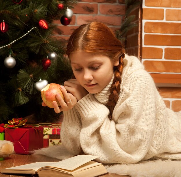 Mulher, livro leitura, ligado, natal, frente, árvore