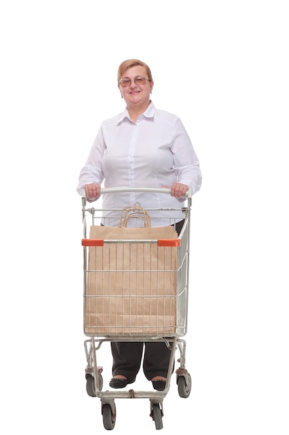 Mulher loira atraente com carrinho de compras