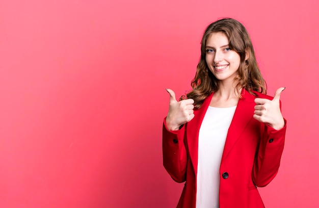 Mulher loira bonita caucasiana vestindo um conceito de empresária de blazer vermelho