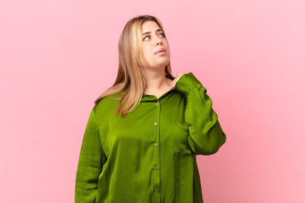 Foto mulher loira bonita e curvilínea se sentindo estressada, ansiosa, cansada e frustrada