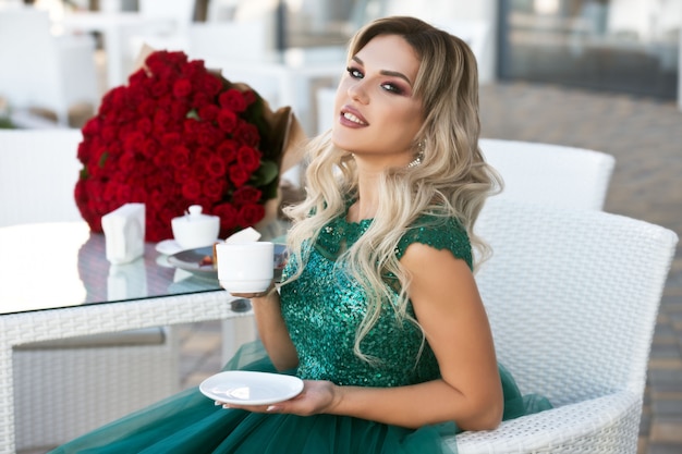 Foto mulher loira bonita elegante com vestido verde moda