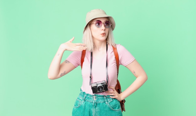 Mulher loira bonita se sentindo estressada, ansiosa, cansada e frustrada. conceito de verão