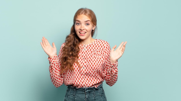 Mulher loira bonita se sentindo feliz, animada, surpresa ou chocada, sorrindo e atônita com algo inacreditável