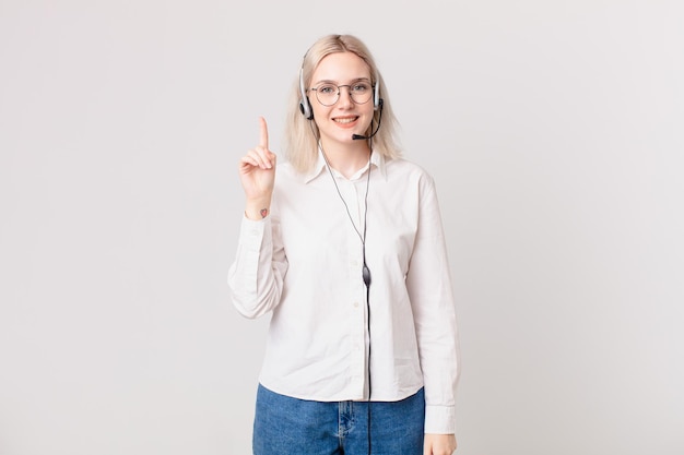 Mulher loira bonita sorrindo e parecendo amigável, mostrando o conceito número um de telemarketing