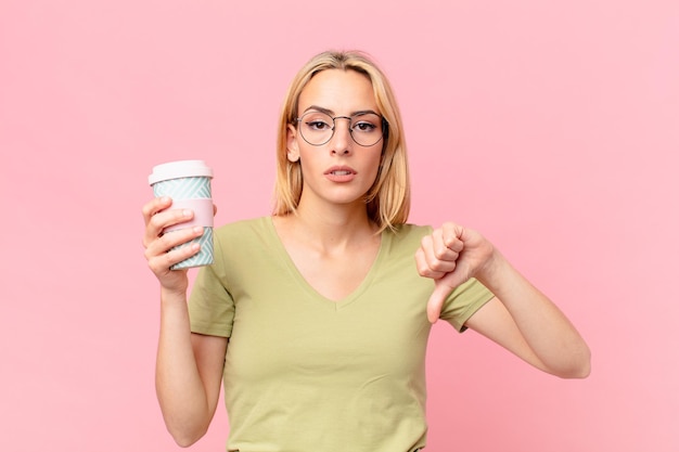 Mulher loira bonita tomando um café