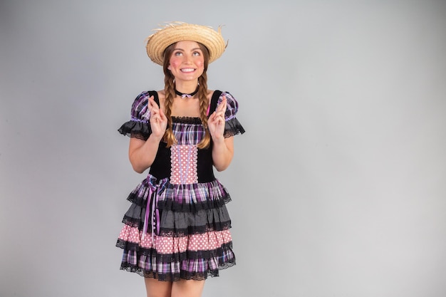 Mulher loira brasileira roupas de festa junina arraial boa sorte dedos cruzados