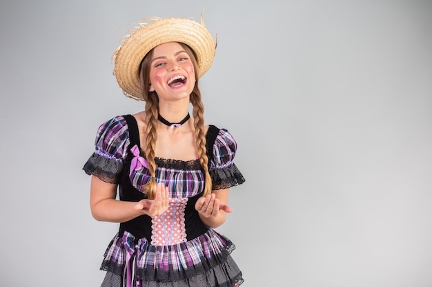 Mulher loira brasileira roupas de festa junina arraial convidando mãos