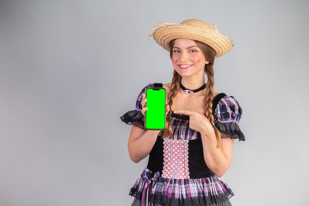 Mulher loira brasileira roupas de festa junina arraial smartphone tela verde