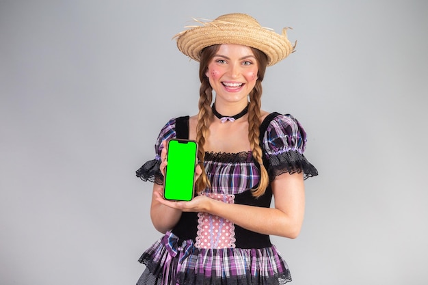 Mulher loira brasileira roupas de festa junina arraial smartphone tela verde