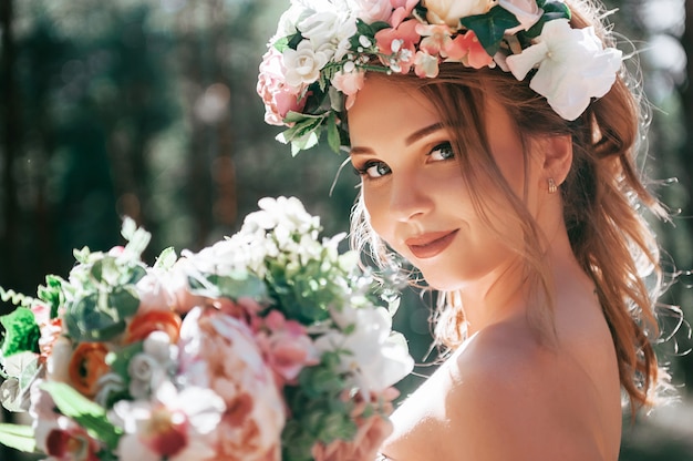 mulher loira com estilo floral em uma floresta verde