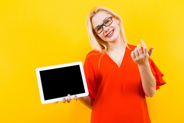 Mulher loira com tablet pc