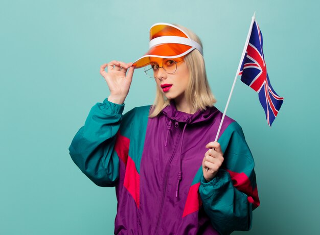 Mulher loira de estilo nos anos 90 esporte terno com bandeira da Grã-Bretanha