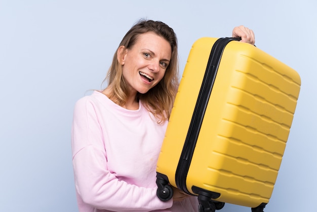 Mulher loira de férias com mala de viagem