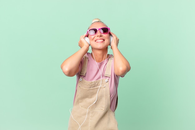 Mulher loira e bonita ouvindo música com fones de ouvido