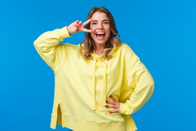 Mulher loira em uma camiseta amarela