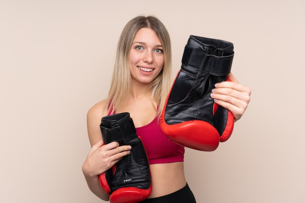 Mulher loira esporte jovem com luvas de boxe
